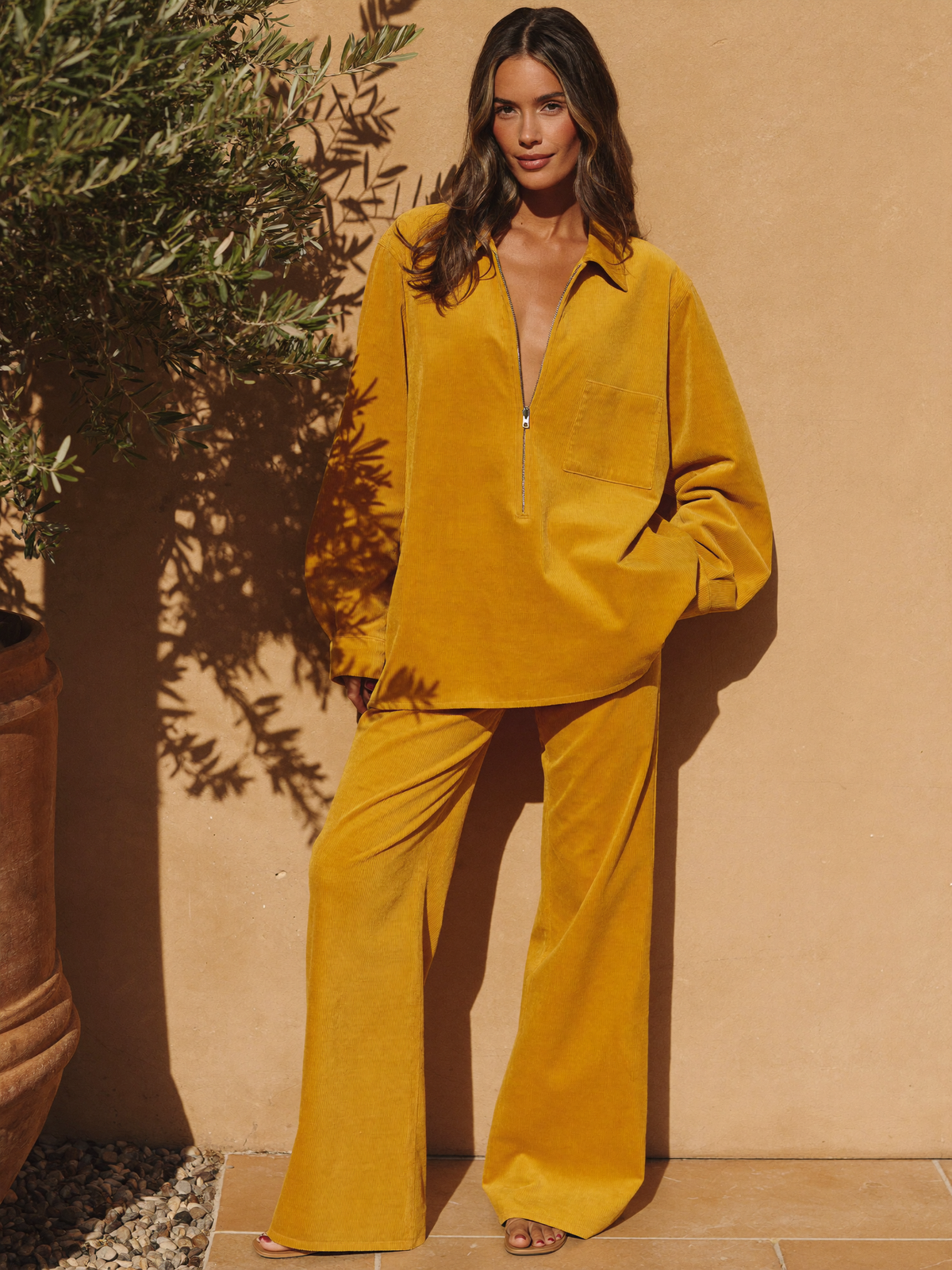 Conjunto Pana "Blanca" · Cuello y Cremallera en color Amarillo Sol