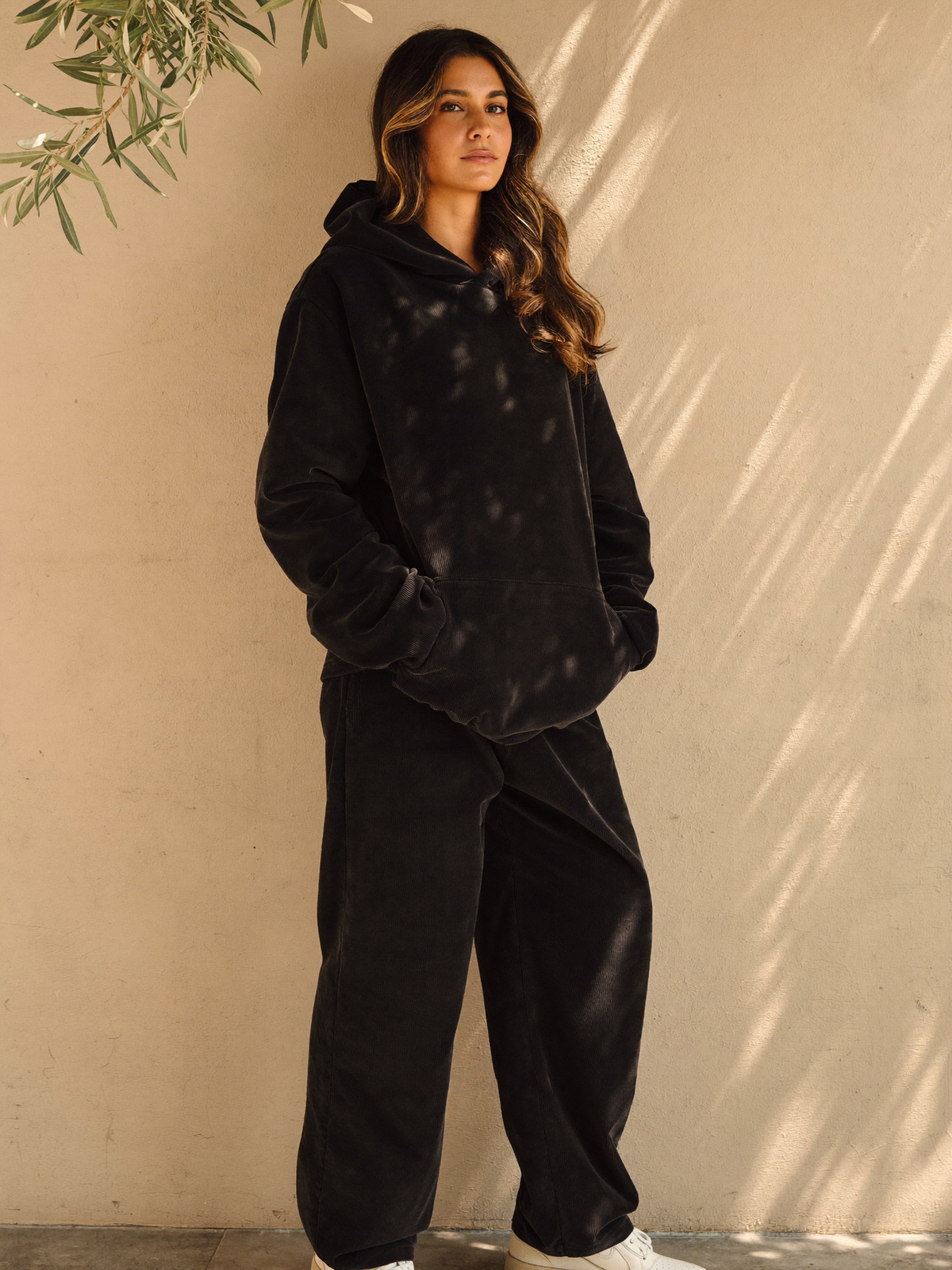 Conjunto Pana "Carmen" · Sudadera con Capucha en color Negro