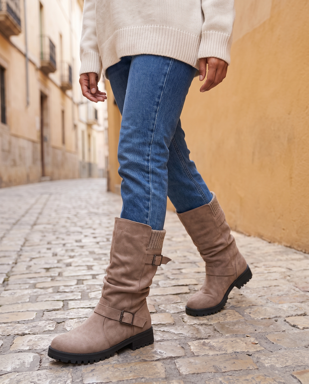 Botas Alma en caqui andando por la calle con vaqueros por dentro