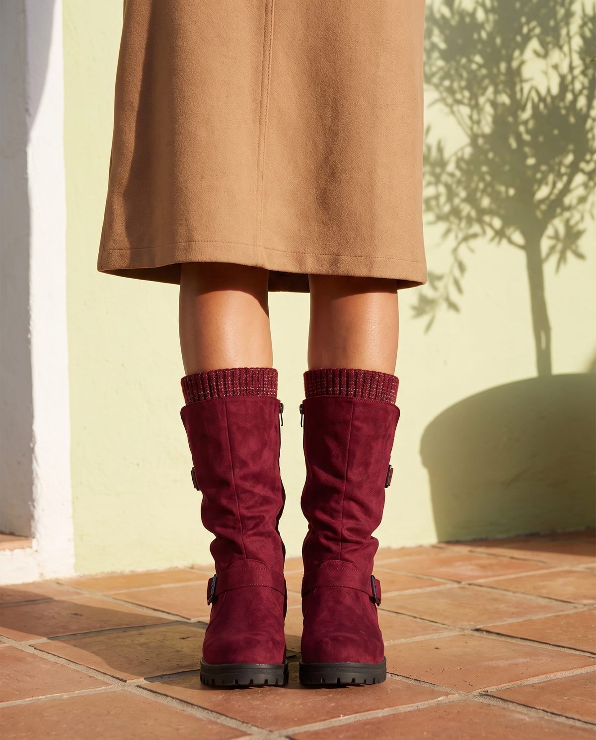 Botas Alma en rojo burdeos, puno de punto y suela negra de goma