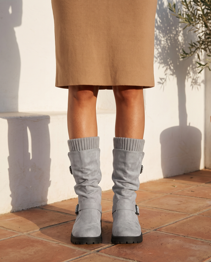 Botas Alma en gris, puno de punto y suela negra de goma