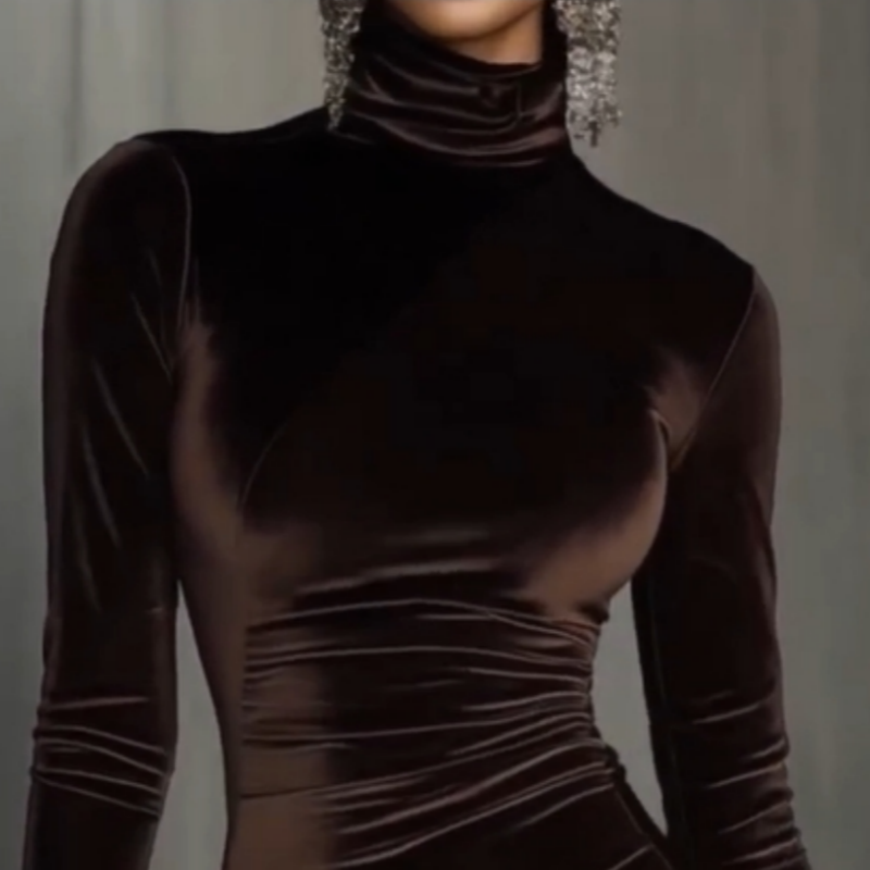 Vestido “Velvet Eclipse” con Encaje Asimétrico