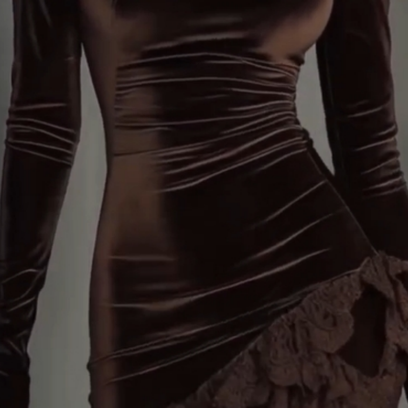 Vestido “Velvet Eclipse” con Encaje Asimétrico